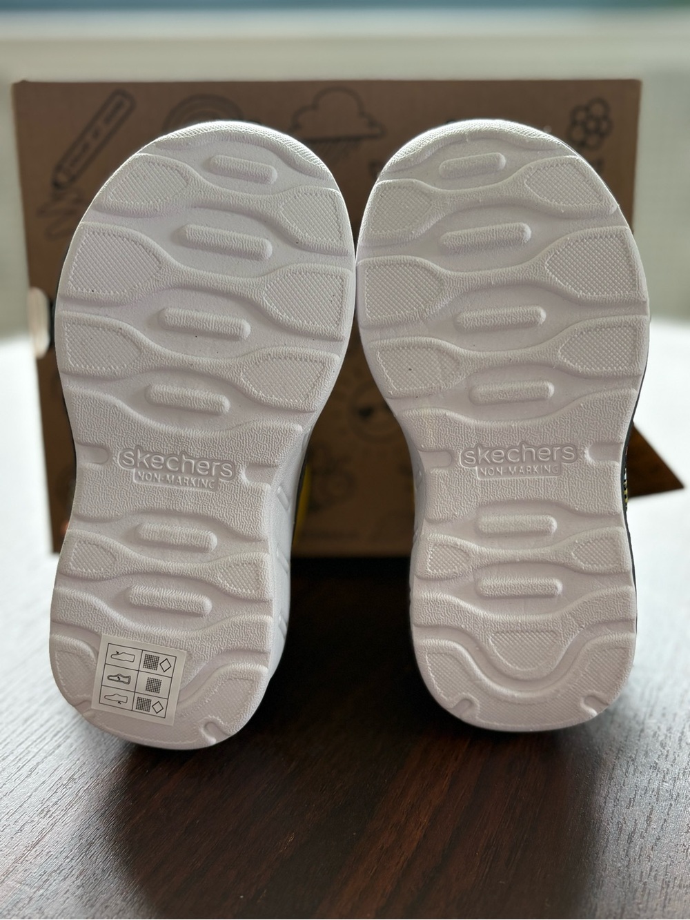 NEW Skechers Kids Vroom Sneakers Size 9 - Picture 4 of 4